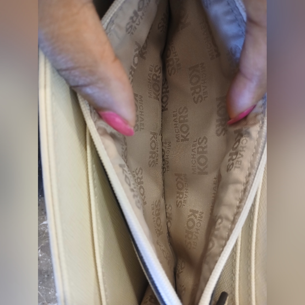 Michael Kors Wallet with Gold Logo - Picture 15 of 16